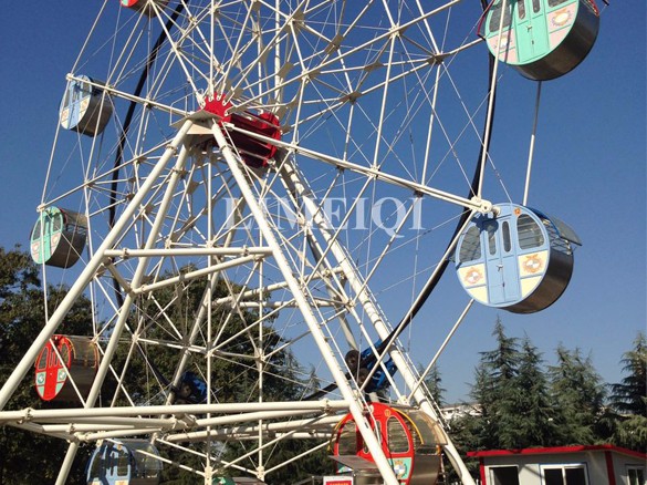 25m Ferris Wheel